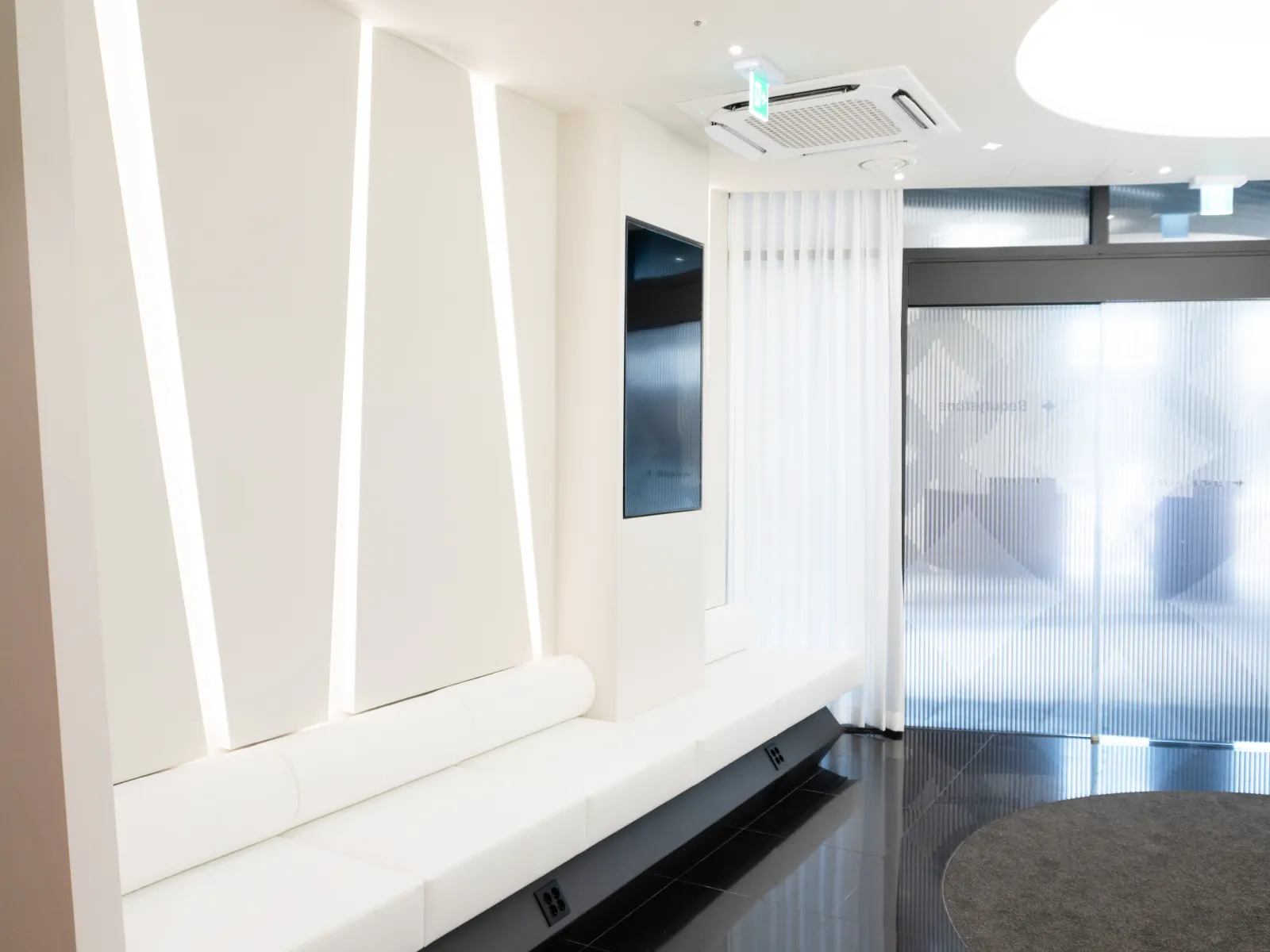 LED slat lounge