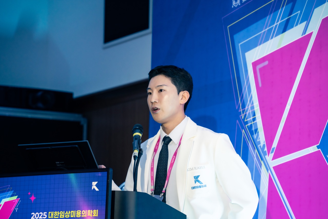 Dr. Jangjoo Simon Kim presenting at the 19th Korean Society of Clinical Cosmetic Medicine Congress